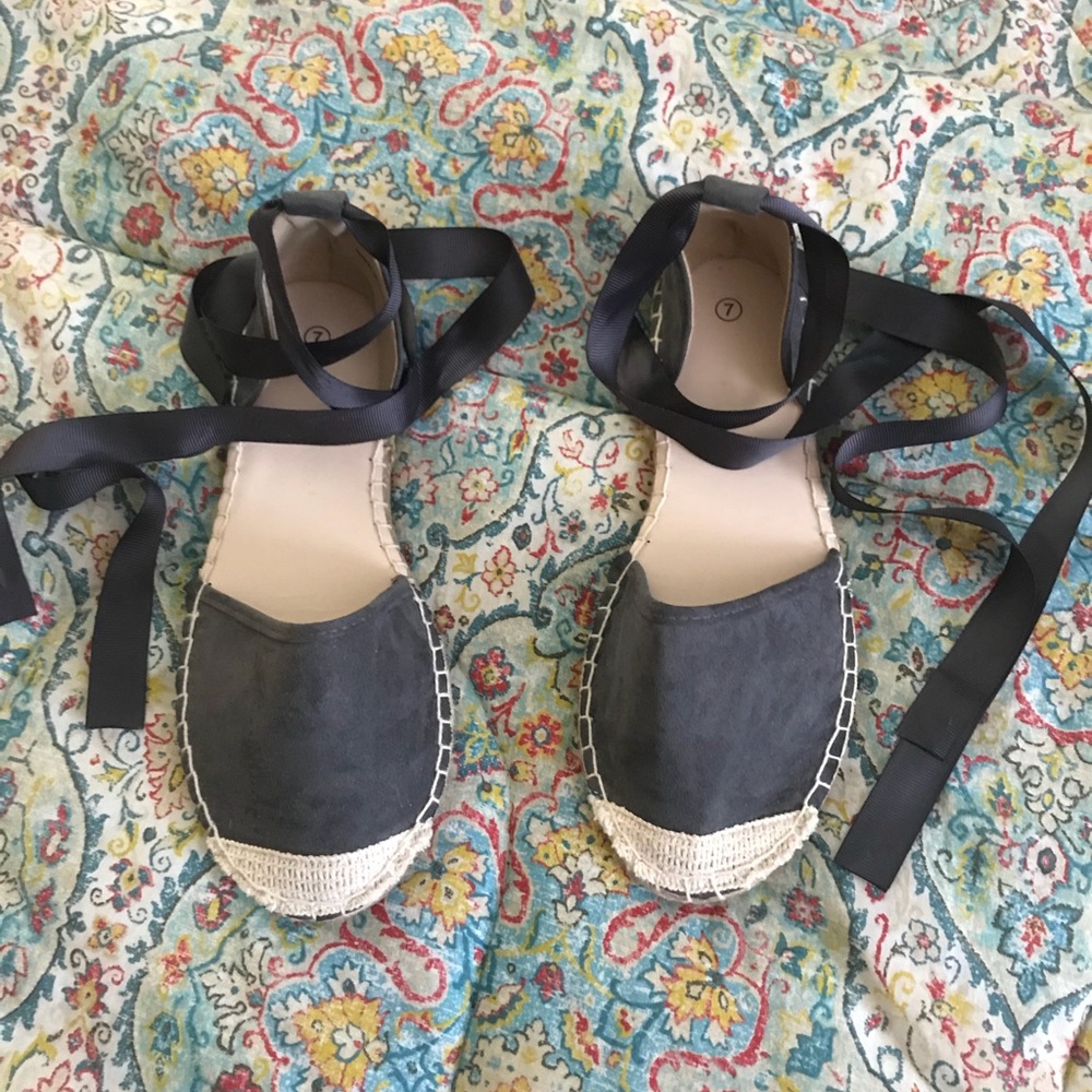Super cute never worn gray sandals